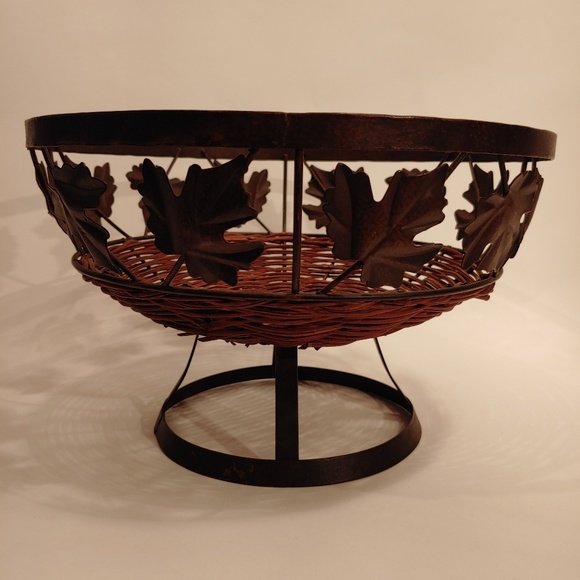 Table/Fruit Rustic Basket wicker metal leaves Fall - Picture 5 of 5